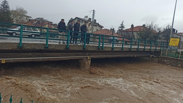 Konya'da yağış sonrası sel dereleri taşırdı