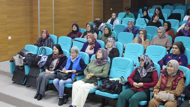 Finikeli kadınlara 'Çevre Dostu Çiftçi Kart' tanıtıldı
Büyükşehir Belediyesi'nden kadın kooperatiflerine özel bilgilendirme toplantısı