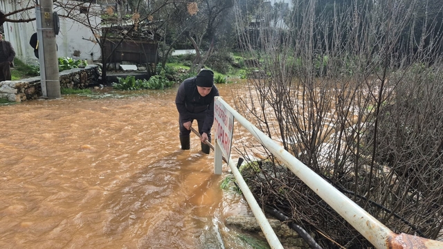 Bodrum'da sağanak yağış etkili oldu, iş yerlerini su bastı