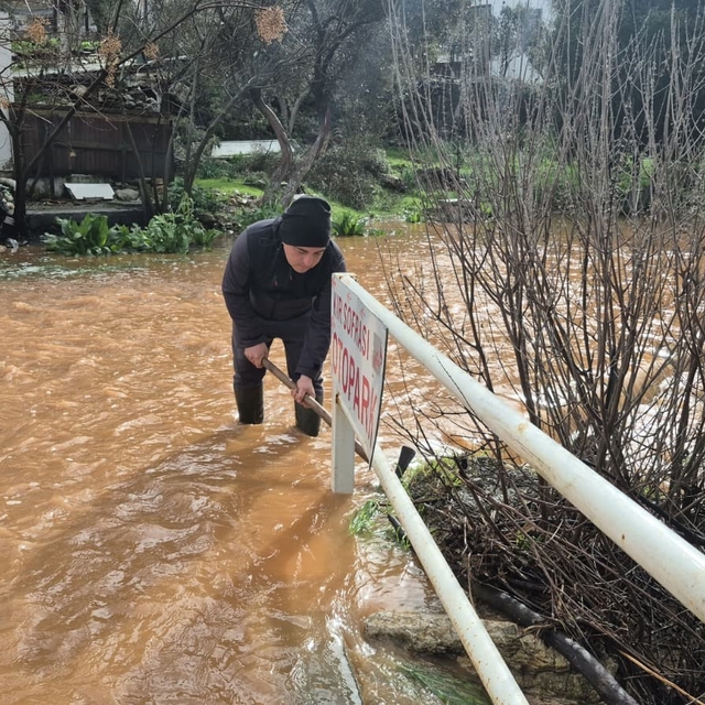 Bodrum'da sağanak yağış etkili oldu, iş yerlerini su bastı