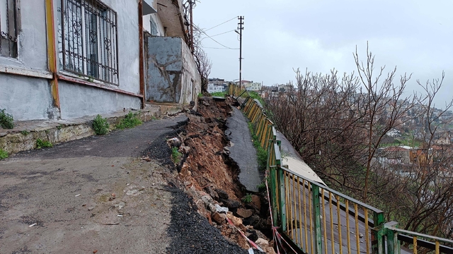 Asfalt yol, sağanak sonrası çöktü