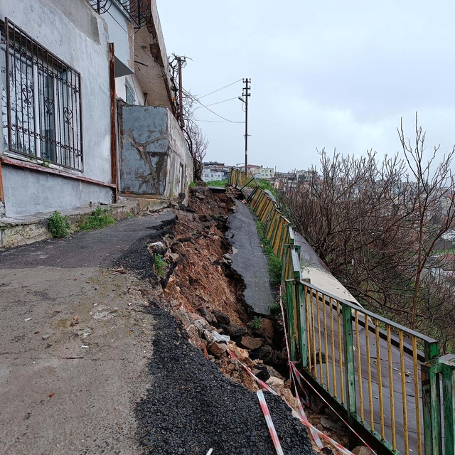 Asfalt yol, sağanak sonrası çöktü