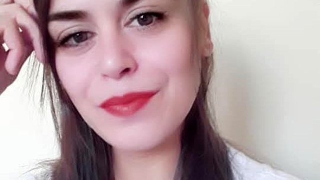 Öldürülmeden önce yaptığı yardım işaretiyle gündeme gelmişti
Tokat'ta girdiği büfede yaptığı uluslararası yardım işaretiyle yadım isteyen kadın, büfe çalışanı işareti anlamayınca 2 saat sonra öldürülmüştü
Devam eden cinayet davasında öldürülen kadının babası mahkeme heyetine seslenerek, "Çocuğumu geri getirsinler" dedi