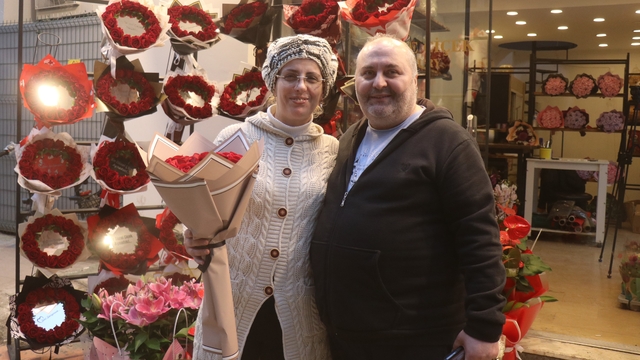 "11 kez istedim, 11'incide aldım" dedi, 26 yıllık aşkını gül ile taçlandırdı
Çiçekçilerin 14 şubat yoğunluğu