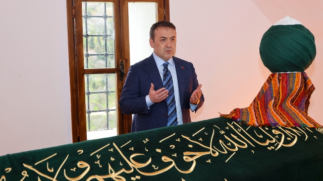 2026 yılı UNESCO tarafından 'Şeyh Edebali Anma Yılı' olarak ilan edildi
Bilecik Valisi Faik Oktay Sözer:
"Osmanlı Devleti'ni kurarken ahlaki temeller üstüne kurması gerektiğini Osman Gazi'ye anlatan büyük bir âlimdir"
"Şeyh Edebali Türbesini yılda 2 buçuk milyon kişi ziyaret ediyor"