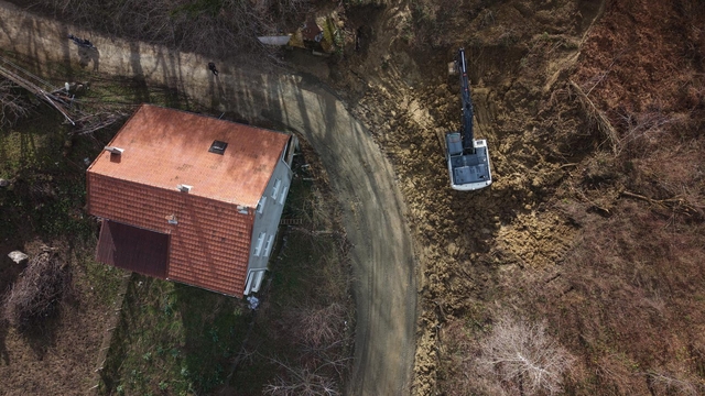 Sinop'ta heyelan nedeniyle kapanan köy yolu yeniden ulaşıma açıldı