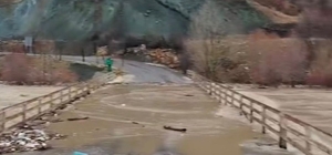 Diyarbakır'da yağış sonrası dere taştı, köprü su altında kaldı