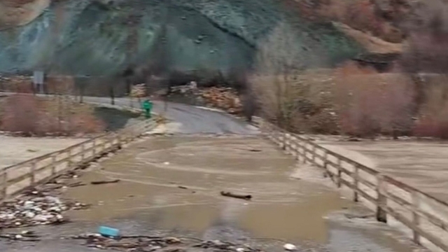 Diyarbakır'da yağış sonrası dere taştı, köprü su altında kaldı