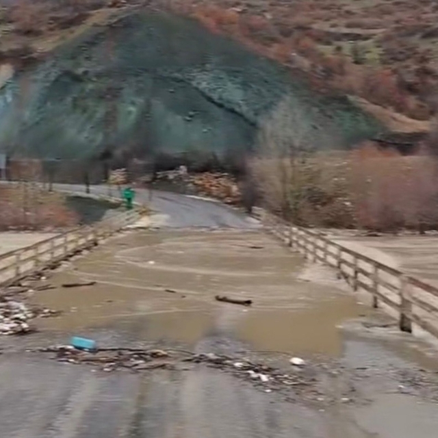 Diyarbakır'da yağış sonrası dere taştı, köprü su altında kaldı