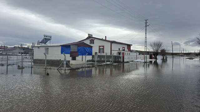 Sivas'ta sağanak ve eriyen kar su baskınlarına neden oldu