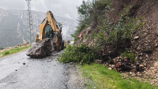 Tarsus ilçesinde yola düşen kaya parçası kaldırıldı