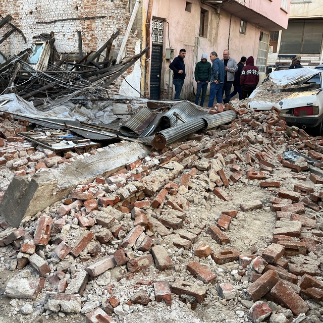 Sağanak yağış Sarıgöl'de metruk bir binayı yıktı