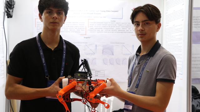 Lise öğrencileri, görme engelli bireyler ve kolluk kuvvetleri için nesne tanıyan robot köpek geliştirdi