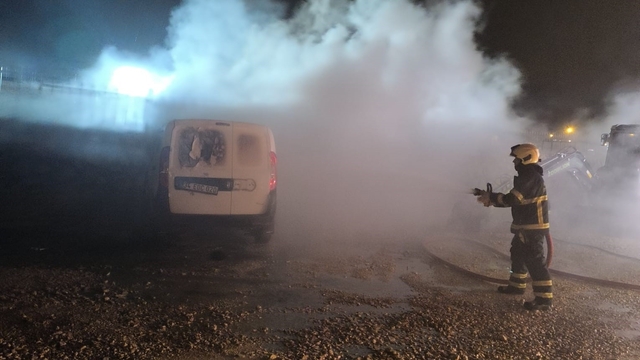 Mardin'de seyir halindeki ticari araç alevlere teslim oldu