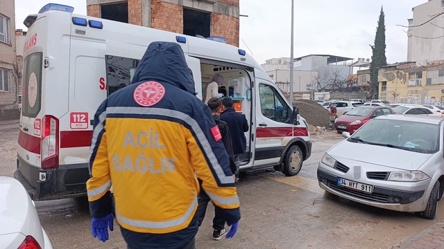 Bacağından bıçaklanan genç yaralandı