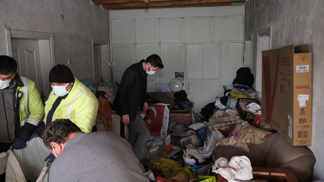 Evinden 10 ton çöp çıktı