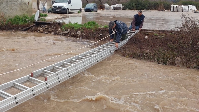 Seydikemer'de mahsur kalan vatandaşları itfaiye ekipleri kurtardı