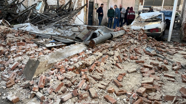 Sağanak yağış Sarıgöl'de metruk bir binayı yıktı