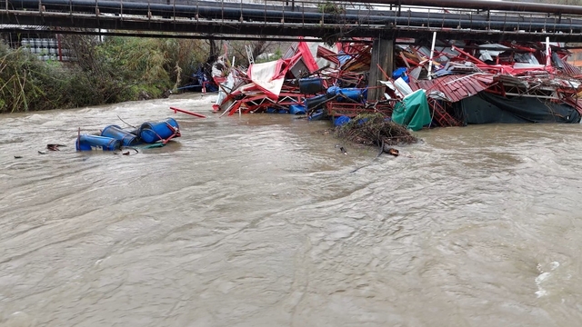 Dimçayı taştı, işletmeler su altında kaldı hasarın boyutu dronla görüntülendi
Alanya'da sağanak taşkına neden oldu