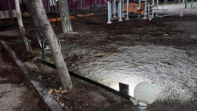 Buldan'da çocuk parkındaki aydınlatma direği tehlike saçıyor