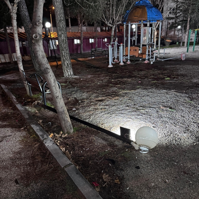 Buldan'da çocuk parkındaki aydınlatma direği tehlike saçıyor