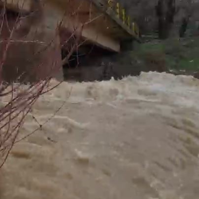 Arıcak'ta kar eridi, dereler coştu