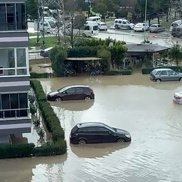 Aliağa'da sağanakla birlikte dere taştı, bir mahalle sular altında kaldı