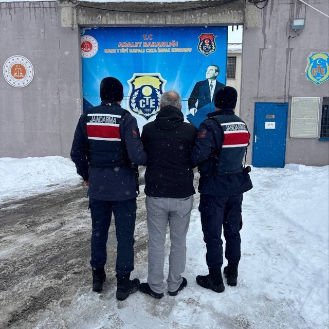 Kars'ta aranan 2 kişi jandarma ekiplerince yakalandı