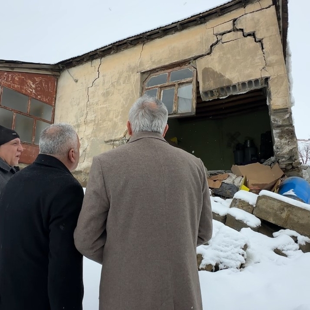 Yüksekova'da evi çöken yaşlı kadına devlet şefkati: "Yalnız bırakmayacağız"