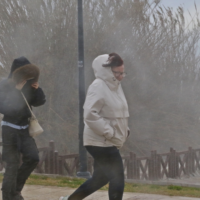 Şelale şiddetli rüzgarla tersine çağladı, denizin rengi kahverengiye büründ...