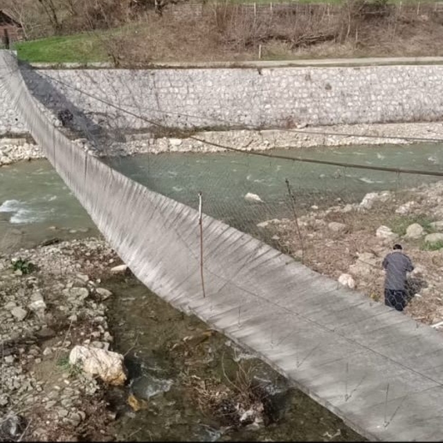 Sinop'ta fırtına asma köprüyü devirdi: 2 yaralı