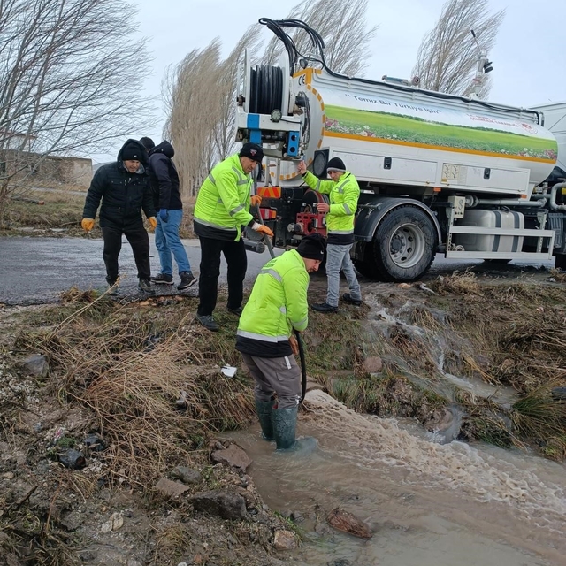Niğde'nin Çiftlik ilçesinde yağışın ardından taşkınlar yaşandı