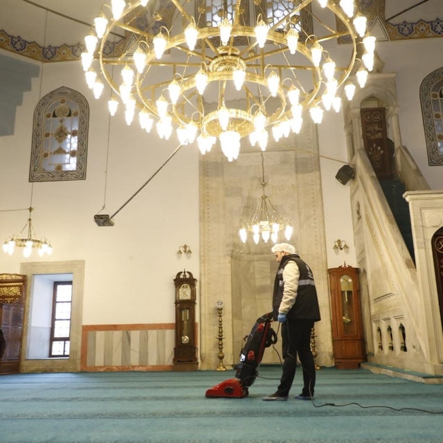 Büyükşehir ekiplerinin camilerde temizlik çalışmaları sürüyor