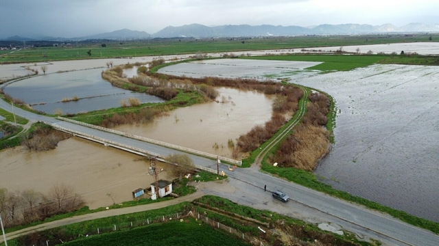 Büyük Menderes Nehri taştı, kara yolu ulaşıma kapatıldı