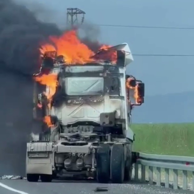 Silopi'de alev alev yanan tır kullanılmaz hale geldi