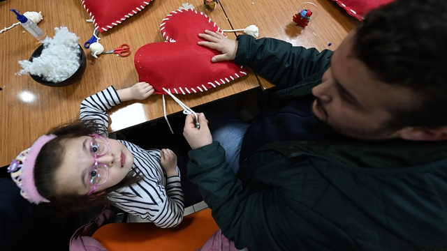 Düzce'de babalar ve kızları sevgilerini yastıklara işledi