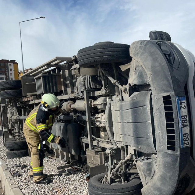 Karaman'da şiddetli fırtına kamyoneti devirdi, çatılar uçtu