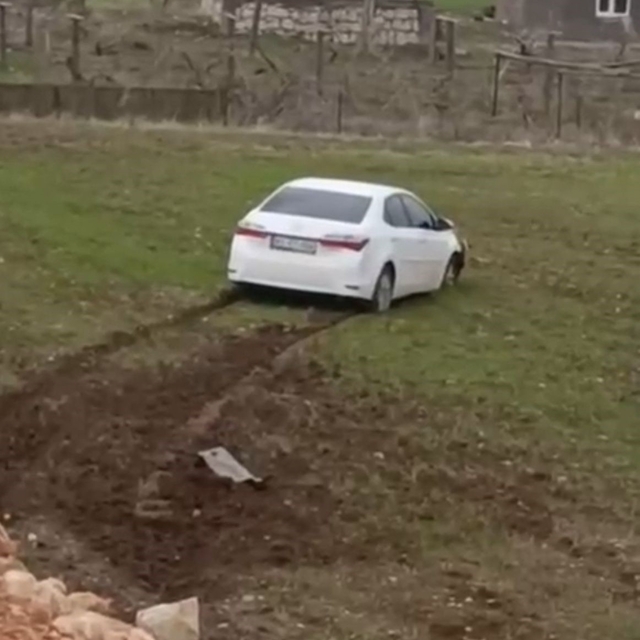 Siirt'te yoldan çıkan otomobil tarlaya girdi