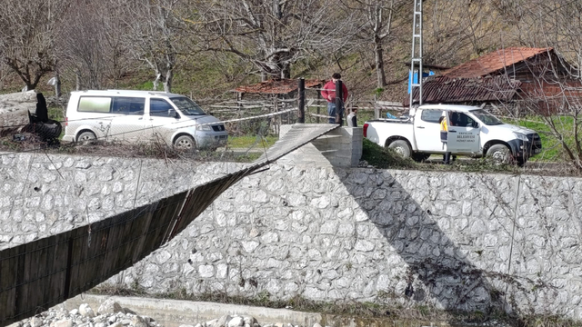 Üzerinde bulundukları asma köprü, kuvvetli rüzgar nedeniyle ters döndü: 2 yaralı