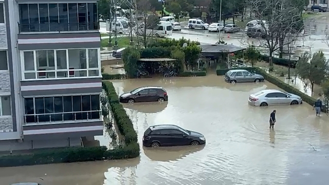 Aliağa'da sağanakla birlikte dere taştı, bir mahalle sular altında kaldı