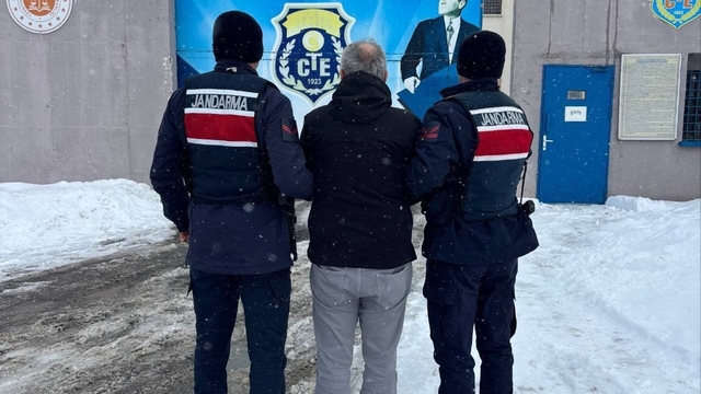 Kars'ta aranan 2 kişi jandarma ekiplerince yakalandı