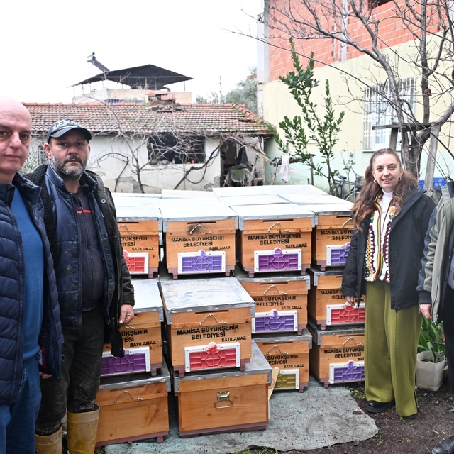 Kovanları sele kapılan Salihlili arıcıya, büyükşehirden destek