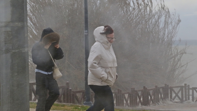 Şelale şiddetli rüzgarla tersine çağladı, denizin rengi kahverengiye büründü
Turistler yağmursuz havada üzerlerine yağan sudan nasibini aldı