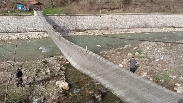 Sinop'ta fırtına asma köprüyü devirdi: 2 yaralı