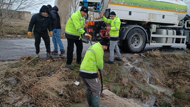 Niğde'nin Çiftlik ilçesinde yağışın ardından taşkınlar yaşandı