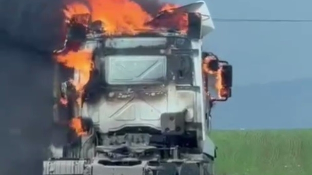 Silopi'de alev alev yanan tır kullanılmaz hale geldi