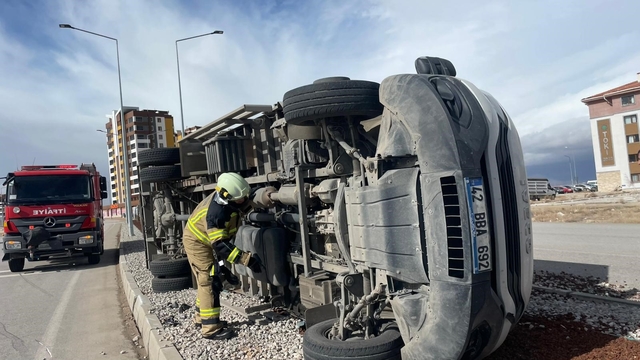 Karaman'da şiddetli fırtına kamyoneti devirdi, çatılar uçtu