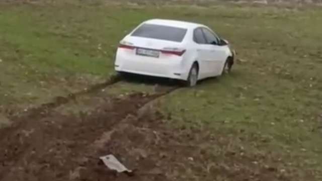 Siirt'te yoldan çıkan otomobil tarlaya girdi