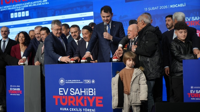 Kocaeli'de 10 bin 340 sosyal konutun kura çekimi Bakan Kurum'un katılımıyla yapıldı
Bakan Kurum muhalefeti eleştirdi: "Bırakın hizmet etmeyi, belediyelerinizdeki yolsuzluğun kitabını yazdınız"
"Özgür Özel bunları bile bile yalanlarına devam ediyor, aklınca oyun kurdu, 11 ilde hiçbir şey yapmamayı algılarla örtecek, 'Ben dedim de faizsiz yaptılar' diyecek, bu millet sizin yalanlarınıza tok"