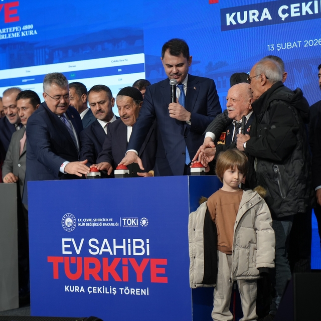 Kocaeli'de 10 bin 340 sosyal konutun kura çekimi Bakan Kurum'un katılımıyla...